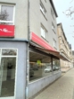 Elektrische Markise - Laden mit großen Schaufenstern an viel befahrender Straße im östlichen Ringgebiet