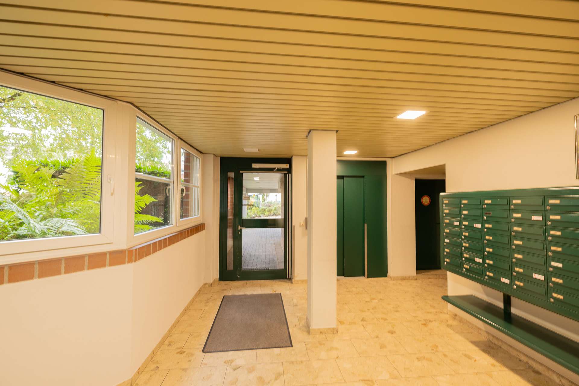 Hausflur mit Fahrstuhl