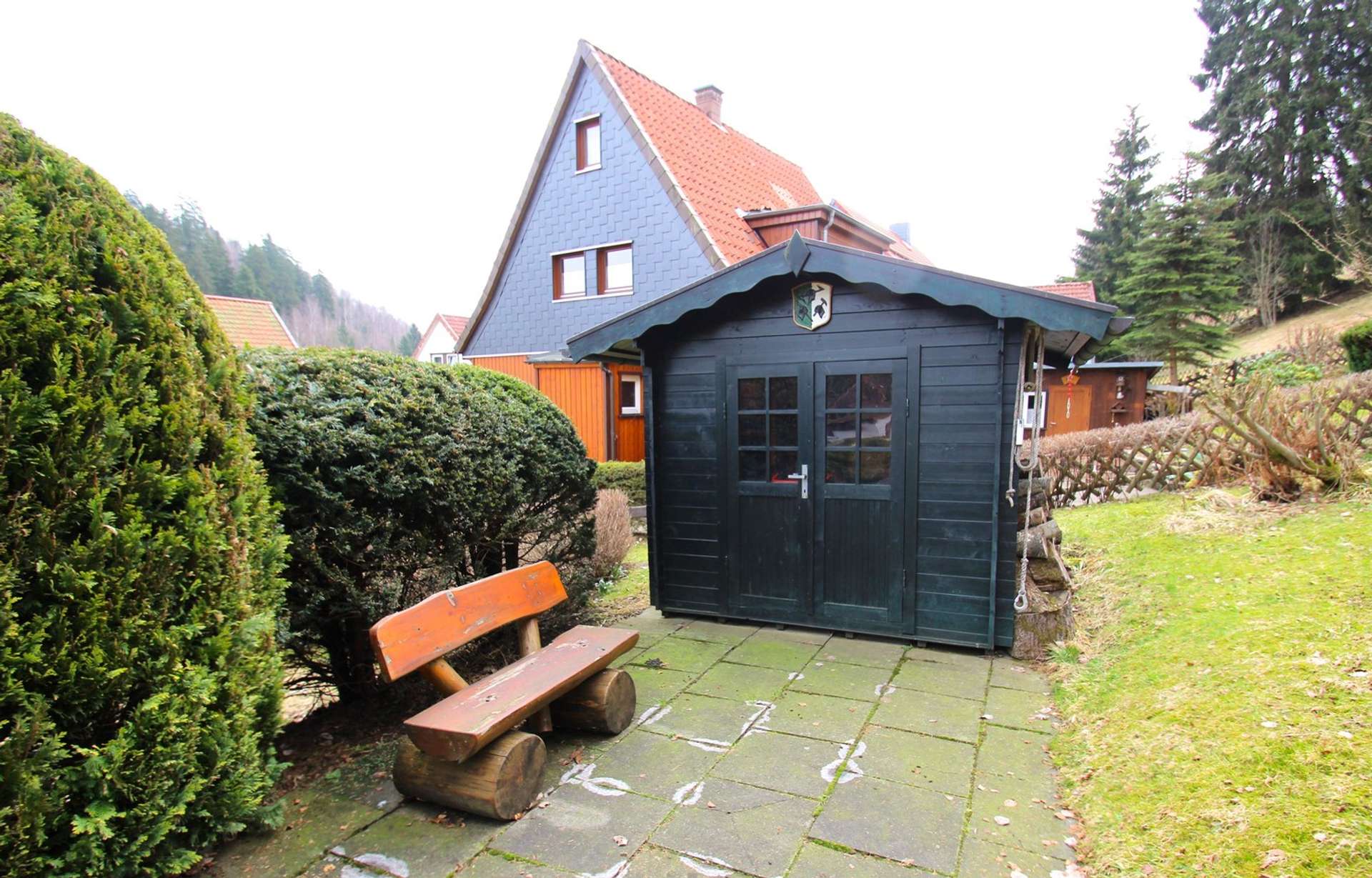 Rückansicht mit Gartenhaus
