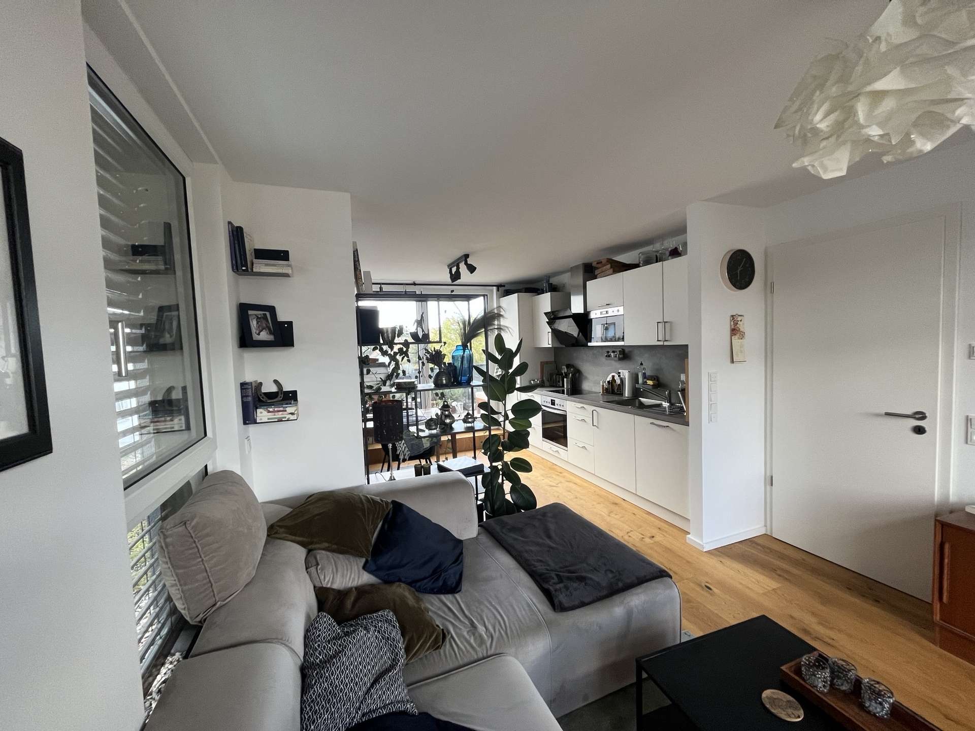 Wohnzimmer mit offener Küche