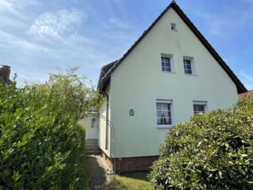 Freistehendes Einfamilienhaus mit riesigem Garten und 2 Garagen !, 31275 Immensen, Einfamilienhaus