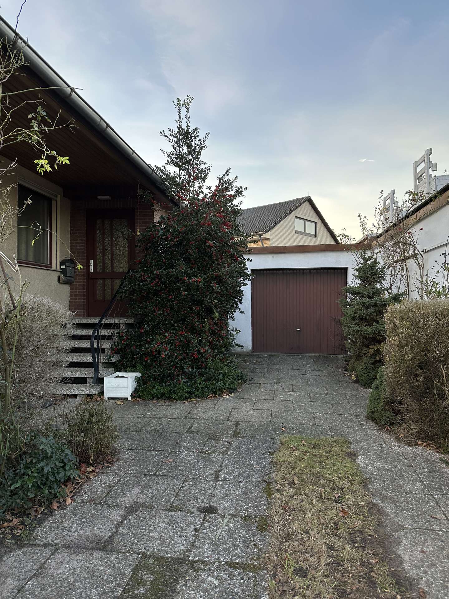 Auffahrt mit Garage