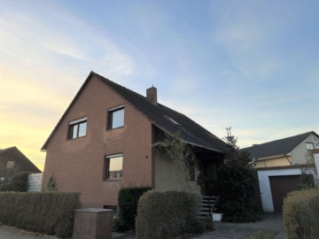 Freistehendes Einfamilienhaus mit Garage und schönem Garten in ruhiger Lage, 38112 Watenbüttel, Einfamilienhaus