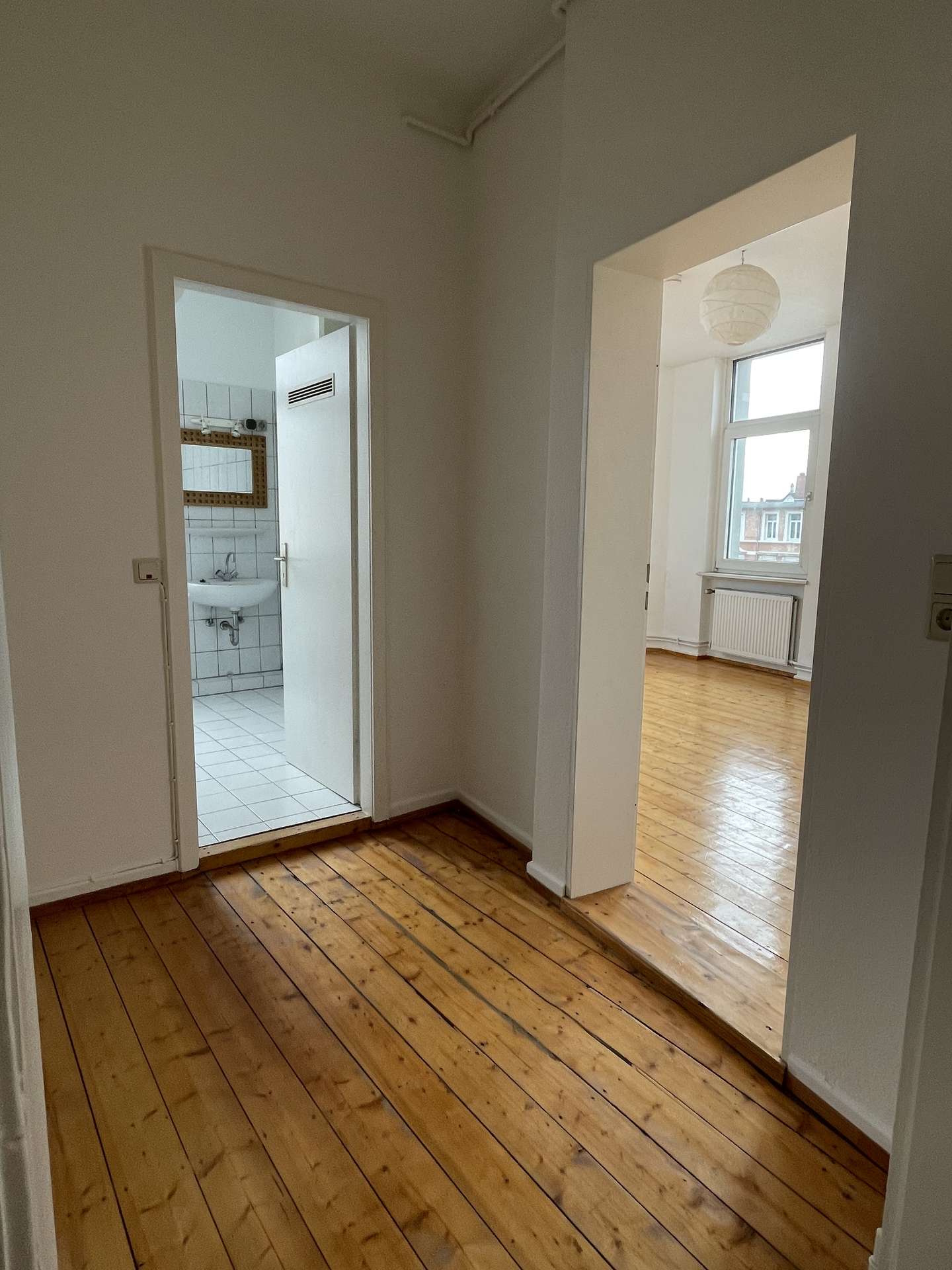 Flur, rechts zum Wohnzimmer