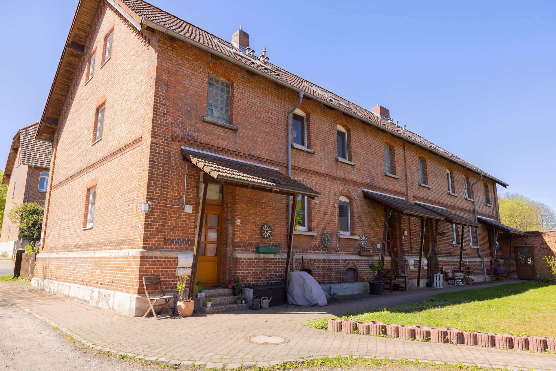 Vier Reihenhäuser mit Eingänge