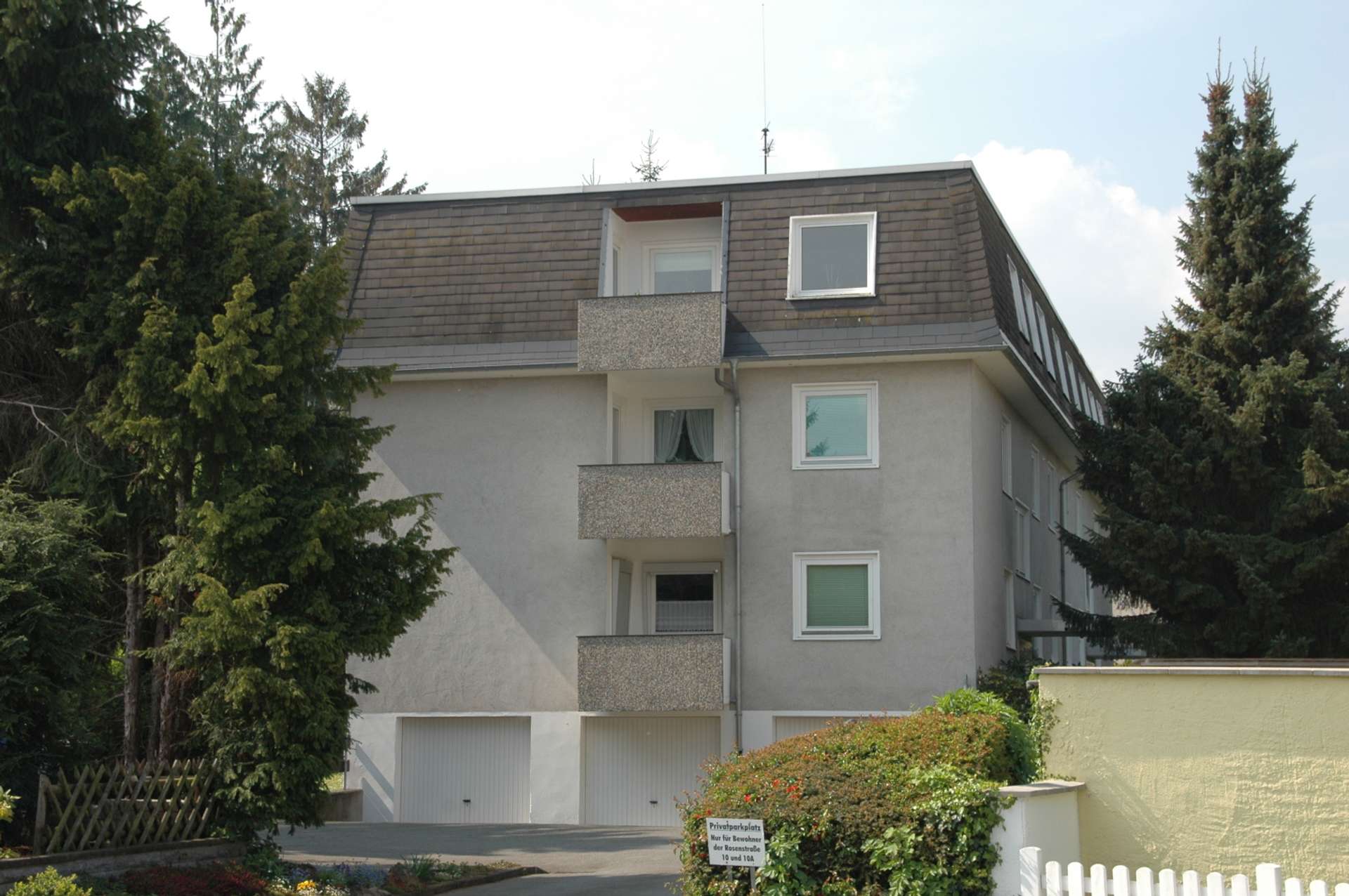 Hausansicht mit Balkon