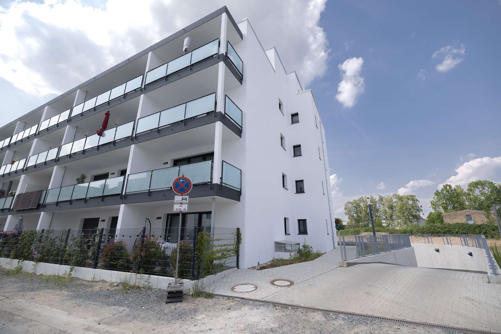 Hausansicht mit Tiefgarage