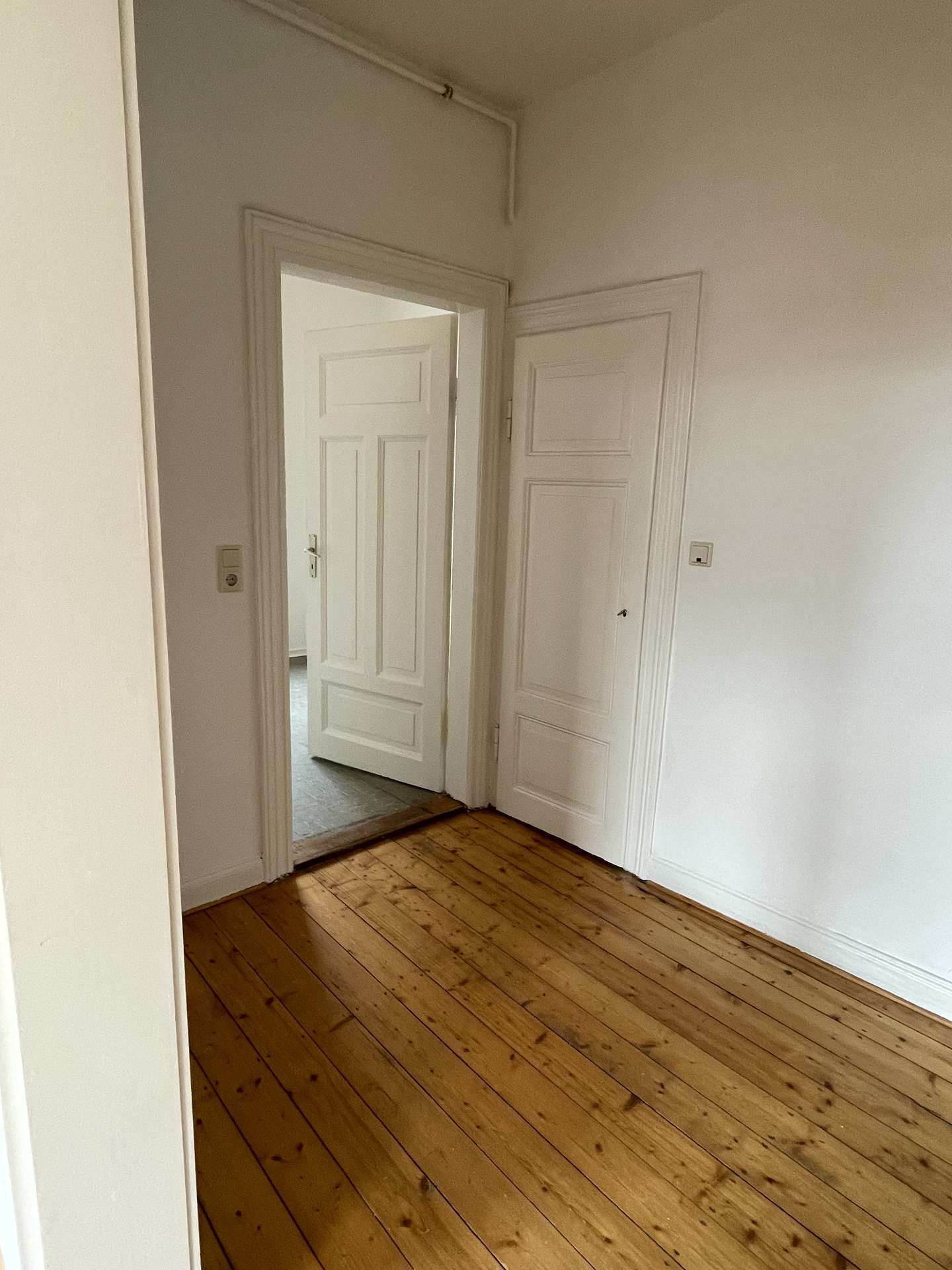 Flur zu Küche und WC