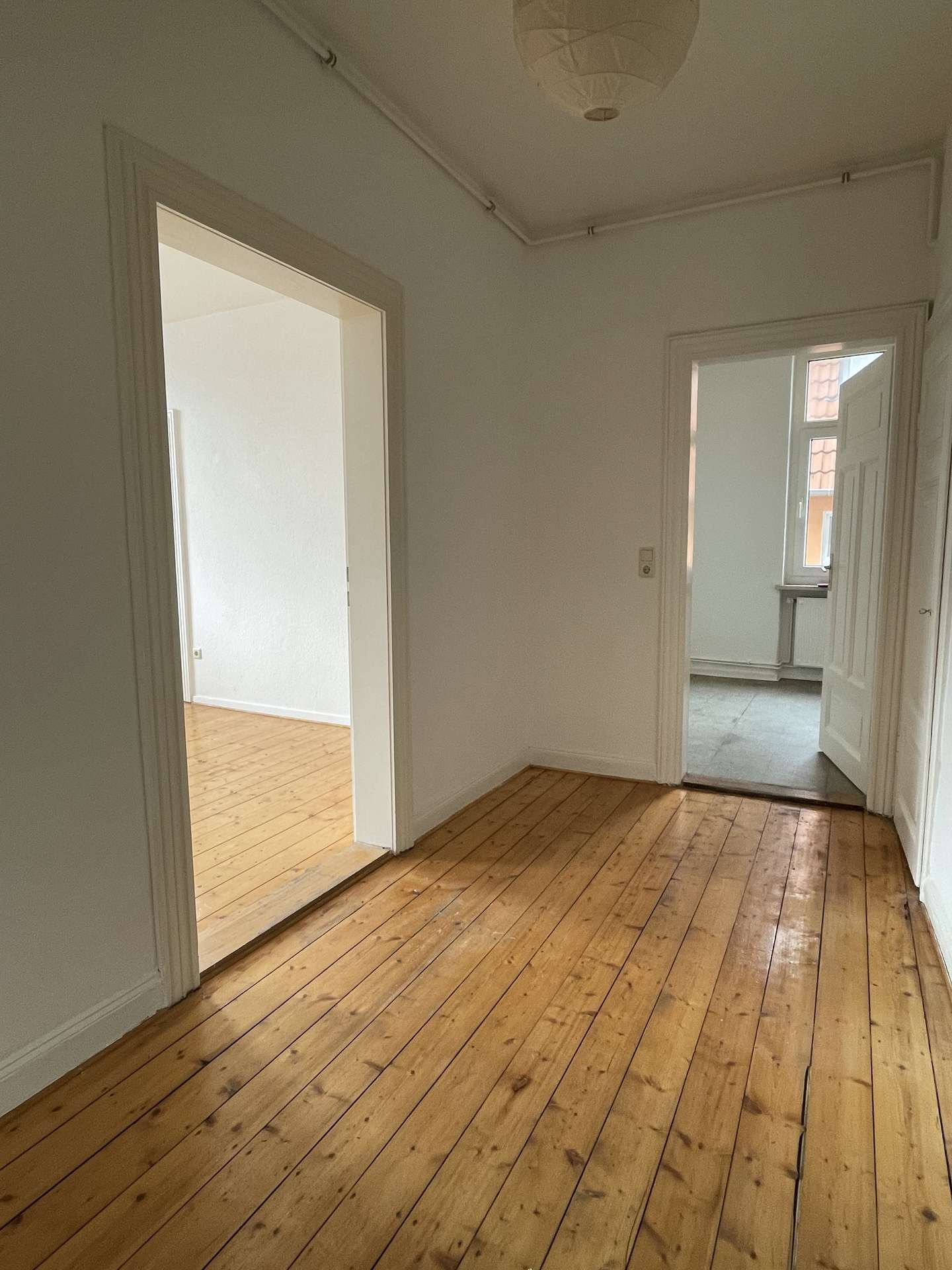 Flur, links zum Arbeitszimmer